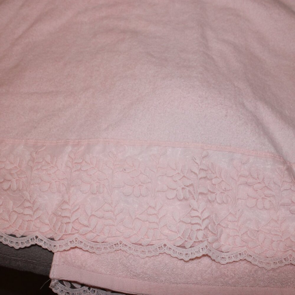 Avanti Pink Lace Trimmed towel set - Picture 4 of 4